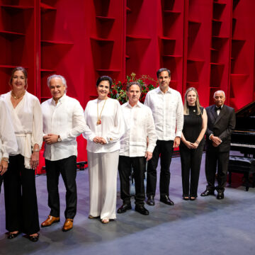 E. León Jimenes dona un nuevo piano al Teatro Nacional